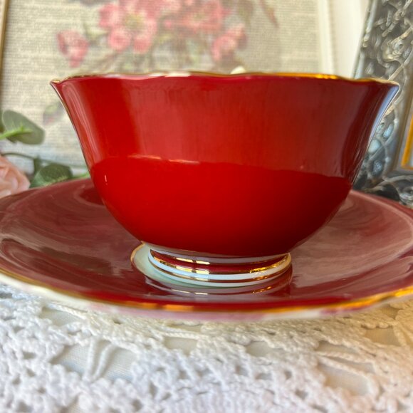 Vintage Red Aysnley Teacup and Saucer with Gold Inlay and Floral Centerpiece - Picture 3 of 10